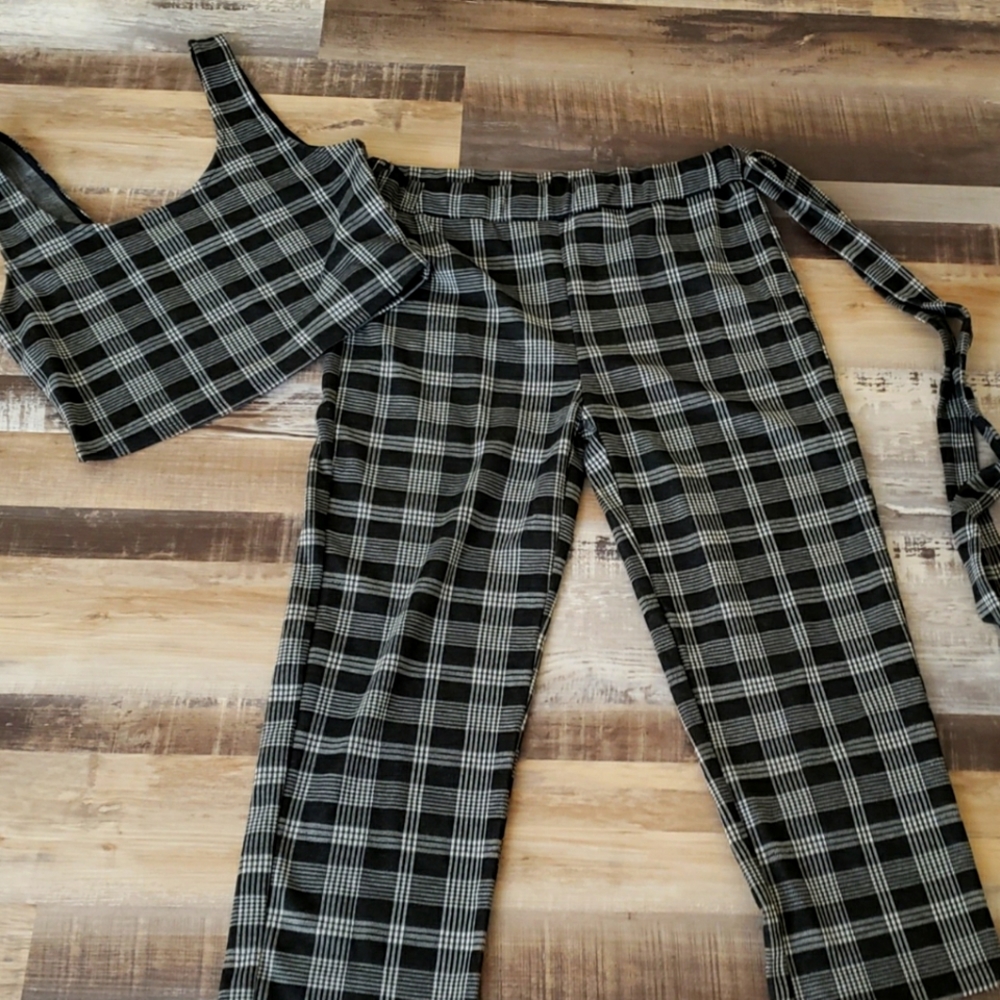 2 pc cute crop top/capri pants.
